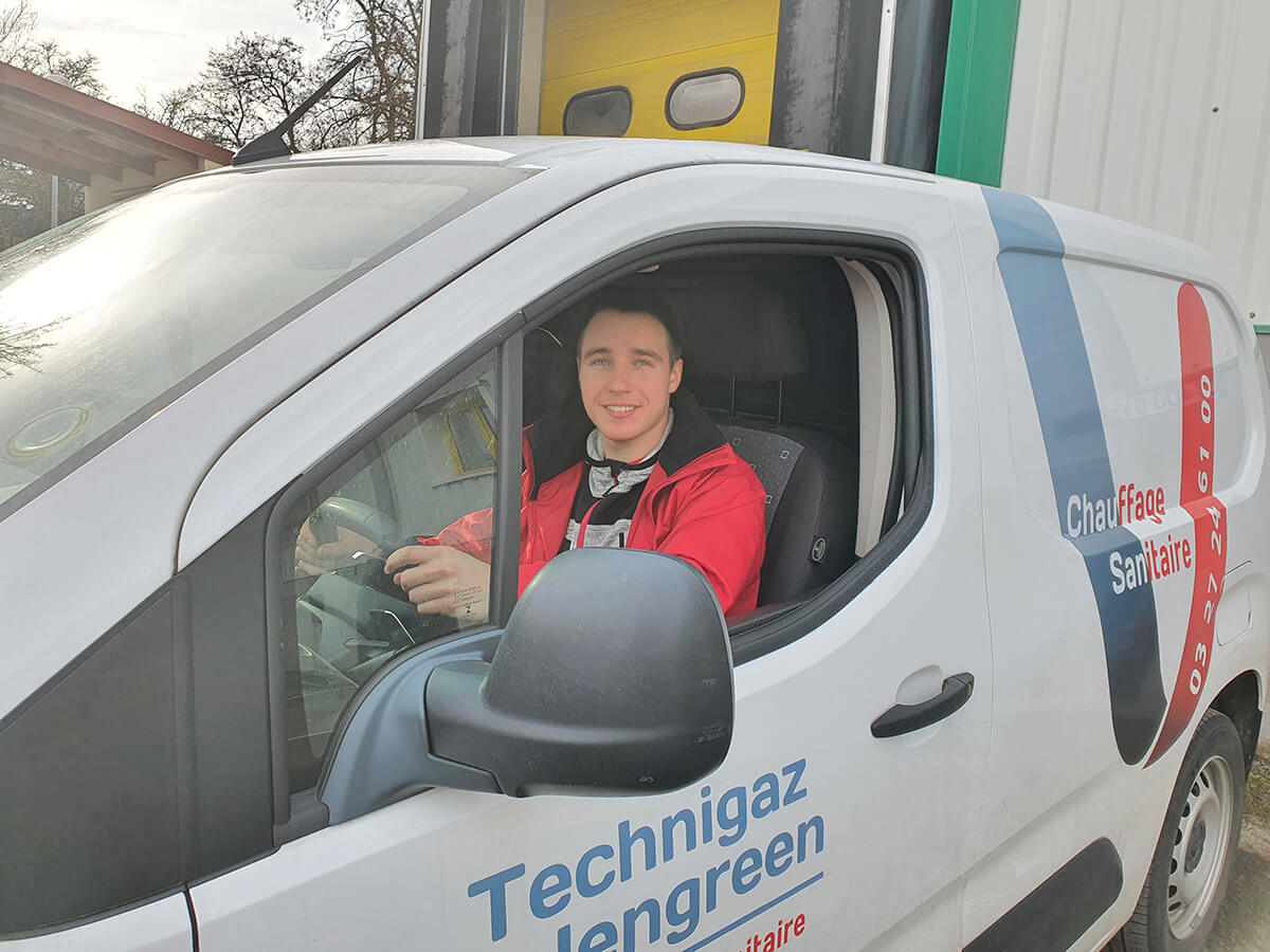 plombier chauffagiste à valenciennes dans sa voiture technigaz valengreen lmarly